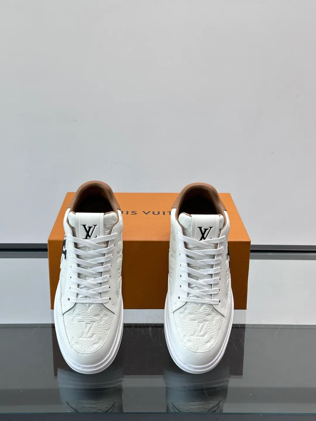 Men's shoes 💰p400 "＊OUIS ＊UITTO＊" Men's sports shoes, grained cow leather are low-key and recognizable. The rubber sole is thick and lightweight, the padded insole + technical lining make it super comfortable to wear! The main color with brown details is versatile and fashionable, and can be worn for daily leisure or business ~ LV embossing on the side of the shoe + brand logo on the sole, perfect details! size: 38-44 (45 customized)